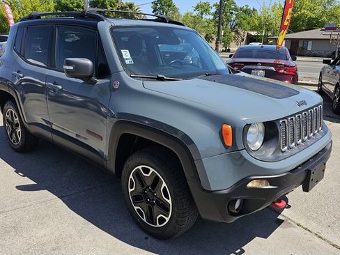Used 2017 Jeep Renegade Trailhawk image 2