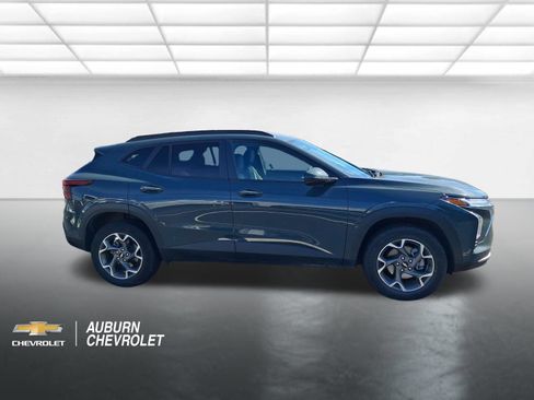 Used 2025 Chevrolet Trax LT FWD image 2