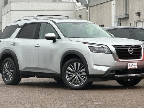 Used 2025 Nissan Pathfinder SL w/ SL Premium Package AWD/4WD image 2