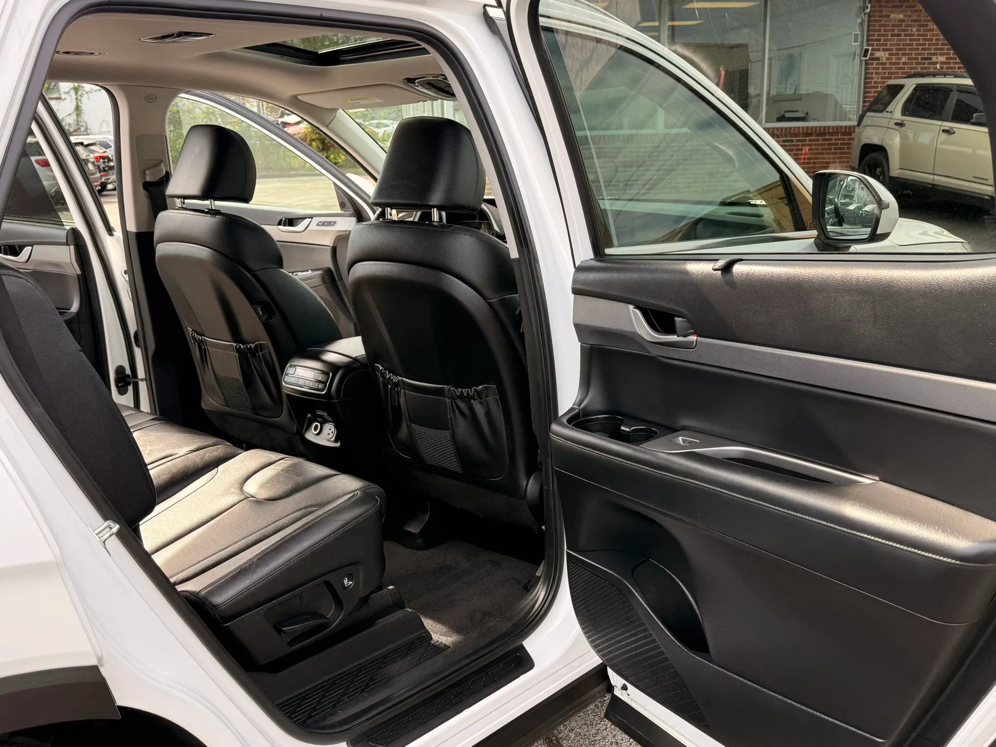 Used 2022 Hyundai Palisade SEL w/ 8P Bench Seat Package AWD/4WD image 17