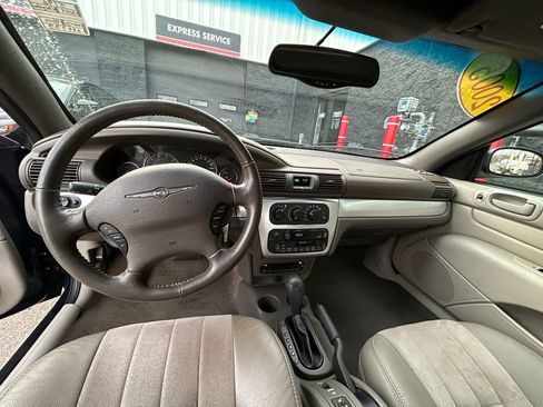 Used 2005 Chrysler Sebring Touring w/ Electronics Convenience Group FWD image 19