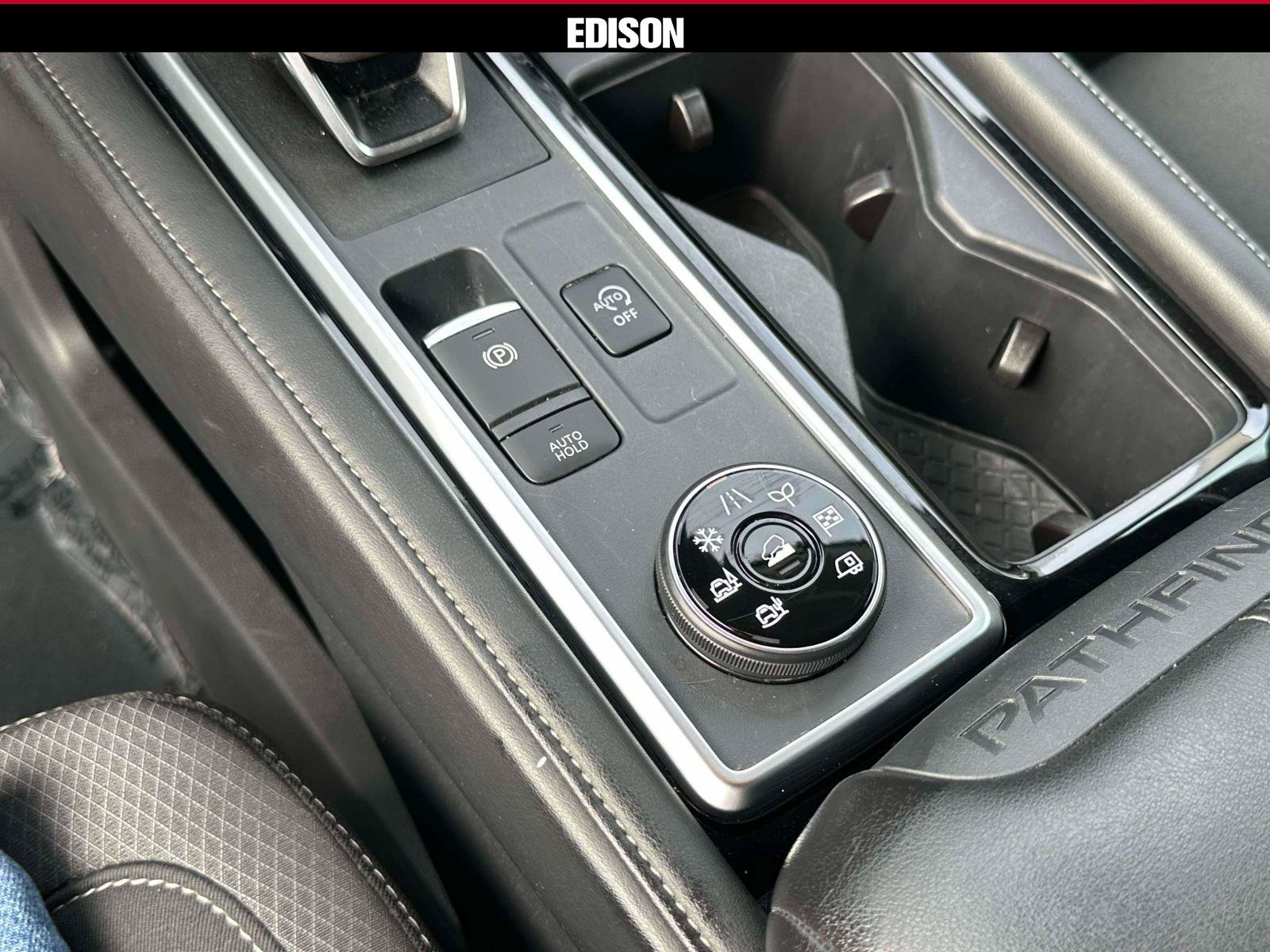 Used 2025 Nissan Pathfinder SV AWD/4WD image 30