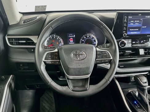 Used 2022 Toyota Highlander LE FWD image 18