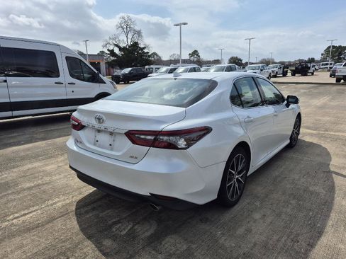 Used 2021 Toyota Camry XLE image 3