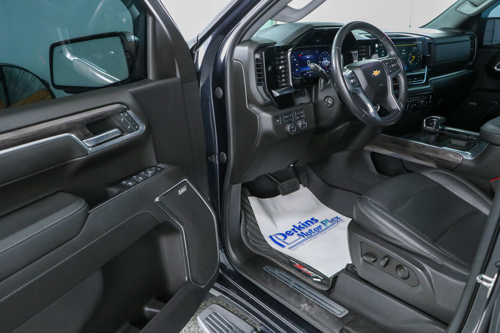 Used 2022 Chevrolet Silverado 1500 LTZ AWD/4WD image 3