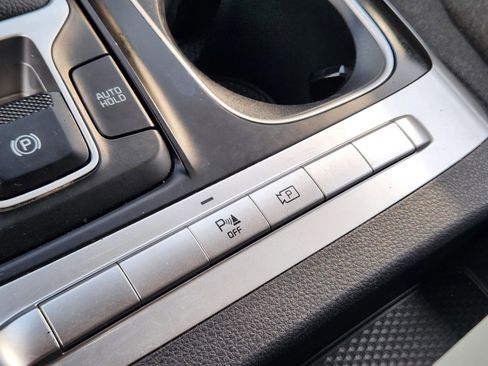 Used 2023 Kia Carnival LX FWD image 17