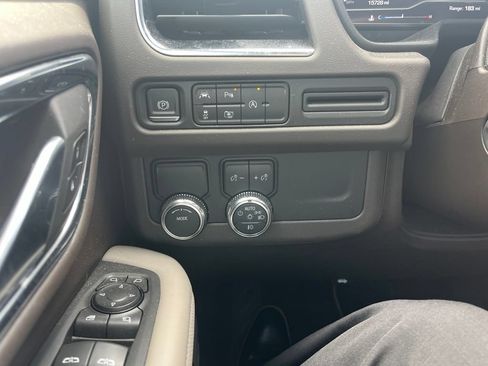 Used 2023 GMC Yukon SLT w/ SLT Luxury Package RWD image 15