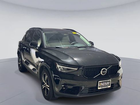 Used 2023 Volvo XC40 B5 Plus AWD/4WD image 3