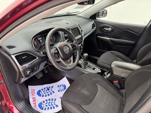 Used 2019 Jeep Cherokee Latitude w/ Popular Appearance Group FWD image 11