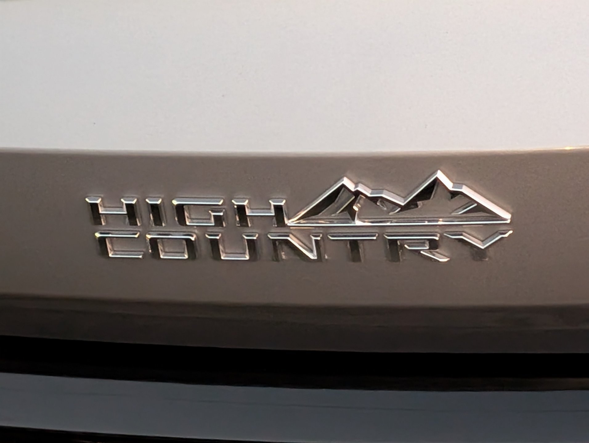 Used 2025 Chevrolet Traverse High Country w/ LPO, Floor Liner Package FWD image 2
