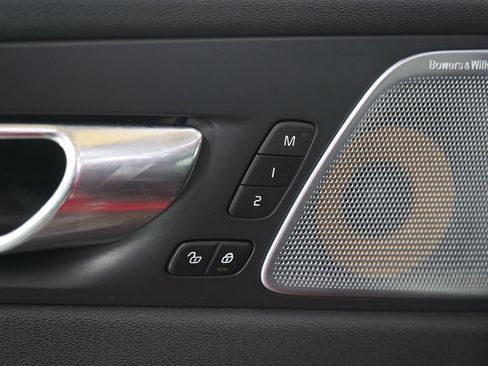 Used 2018 Volvo XC60 T6 R-Design w/ Convenience Package image 24