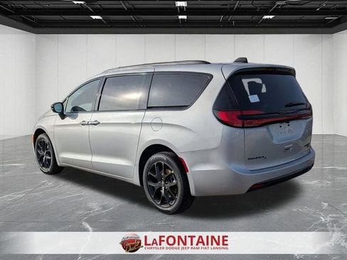 New 2026 Chrysler Pacifica Select AWD/4WD image 3