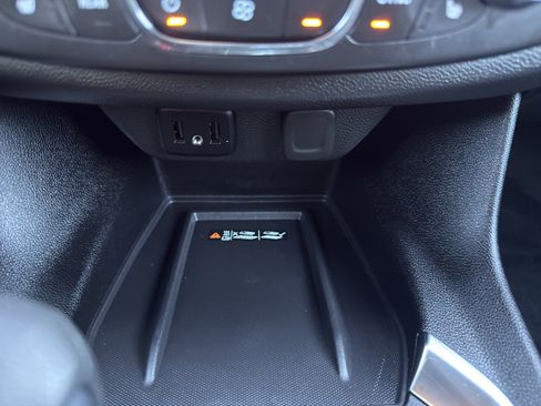 Used 2023 Chevrolet Traverse LT image 21