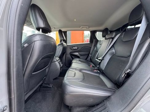 Used 2021 Jeep Cherokee Latitude Plus AWD/4WD image 13