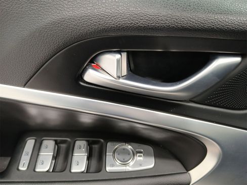 Used 2023 Genesis G70 2.0T image 13