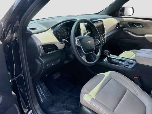 Used 2023 Chevrolet Traverse Premier FWD image 9