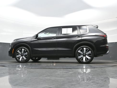 Used 2025 Mitsubishi Outlander SE AWD/4WD image 29