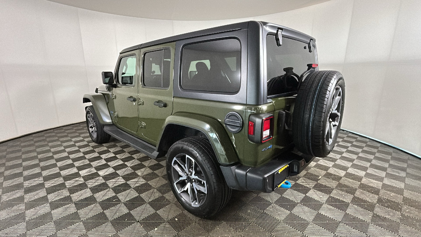 Used 2024 Jeep Wrangler Unlimited w/ Convenience Group AWD/4WD image 5