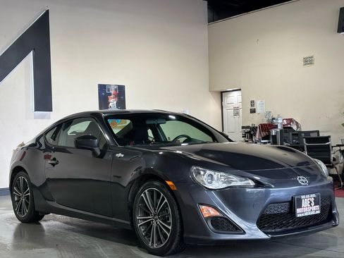 Used 2015 Scion FR-S image 2