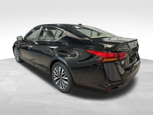 Used 2025 Nissan Altima 2.5 SV FWD image 7