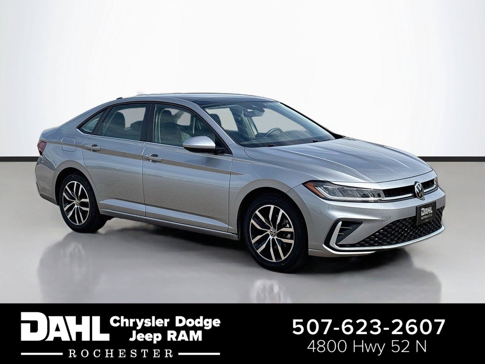 Used 2025 Volkswagen Jetta SE FWD image 1