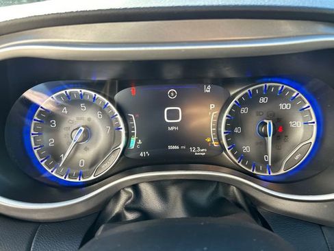 Used 2024 Chrysler Pacifica Touring-L image 26