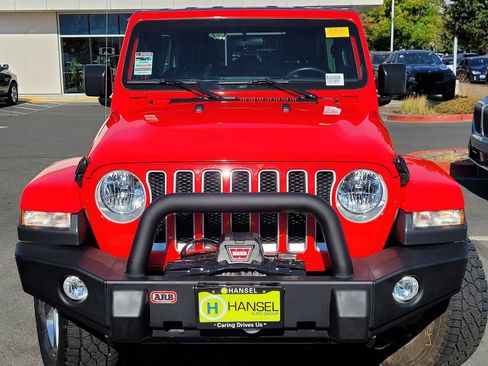 Used 2018 Jeep Wrangler Unlimited Sahara w/ Cold Weather Group AWD/4WD image 4