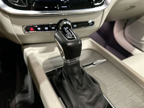 Used 2022 Volvo V60 T5 Cross Country image 12