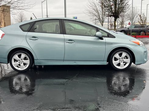 Used 2014 Toyota Prius Five image 3