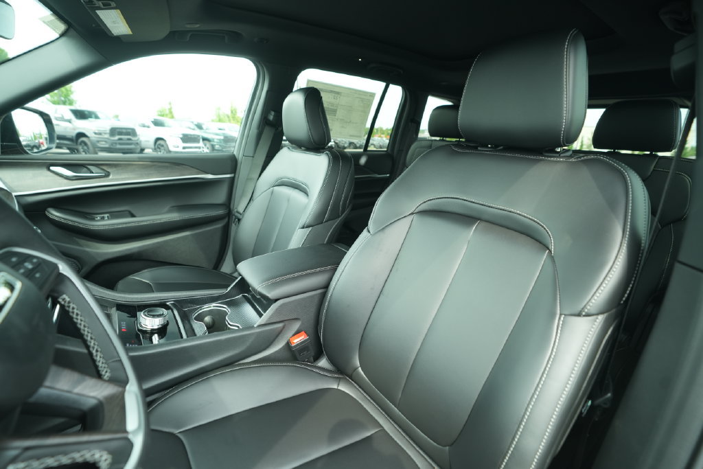 New 2026 Jeep Grand Cherokee Limited w/ MOPAR Finishing Package AWD/4WD image 40