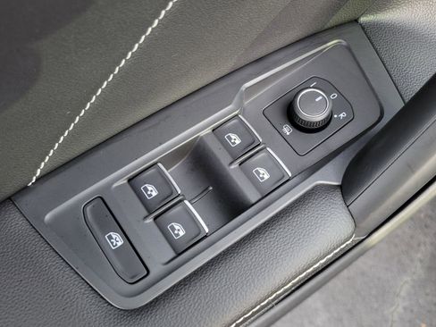 Used 2022 Volkswagen Tiguan SE image 19