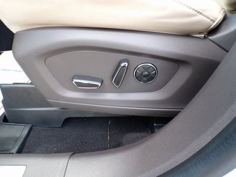 Used 2020 Ford Explorer Platinum w/ Premium Technology Package image 19