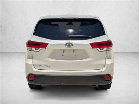 Used 2018 Toyota Highlander LE FWD image 6