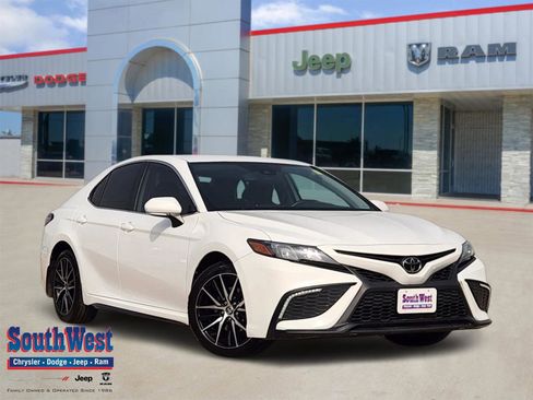 Used 2023 Toyota Camry SE FWD image 1