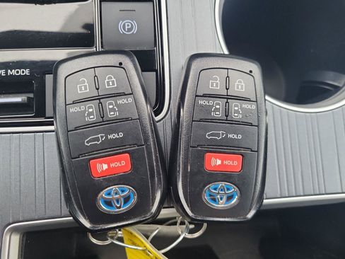 Used 2023 Toyota Sienna XLE image 34