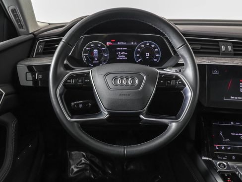 Used 2022 Audi e-tron Premium Plus w/ Premium Plus Package image 25