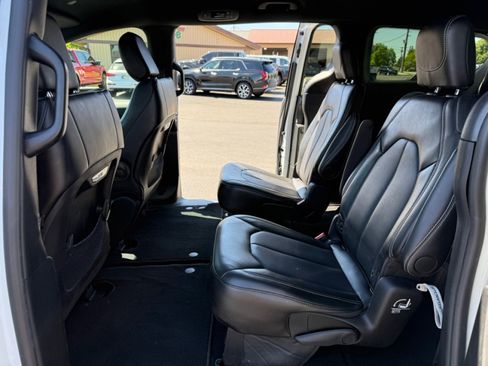 Used 2025 Chrysler Pacifica Select FWD image 27