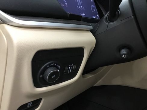 Used 2023 Jeep Grand Cherokee Limited w/ Luxury Tech Group II AWD/4WD image 9