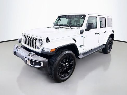 Used 2025 Jeep Wrangler Unlimited Sahara AWD/4WD image 5