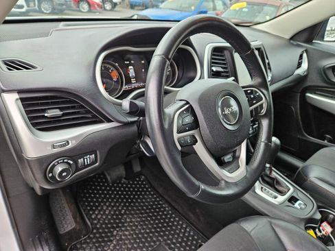 Used 2018 Jeep Cherokee Trailhawk AWD/4WD image 18