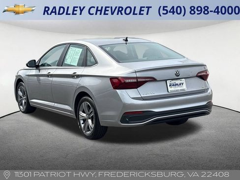 Used 2024 Volkswagen Jetta SE FWD image 3