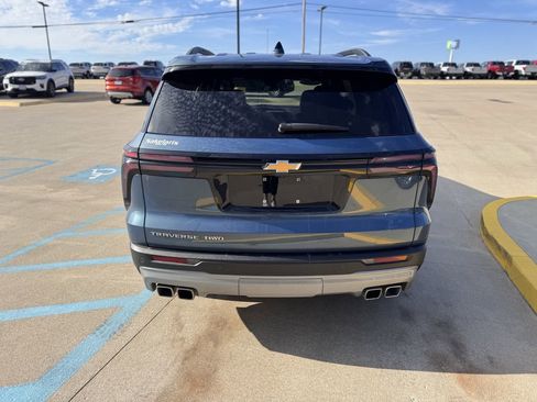 Used 2025 Chevrolet Traverse LT image 4