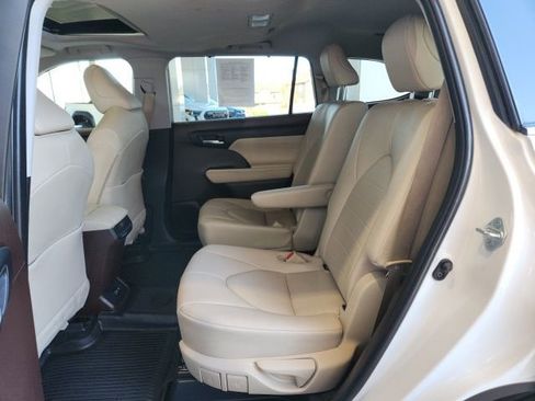 Certified 2021 Toyota Highlander XLE image 19