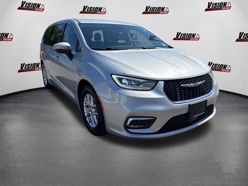 Used 2023 Chrysler Pacifica Touring-L FWD image 3