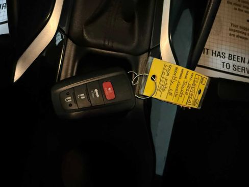 Used 2020 Toyota Corolla LE image 36