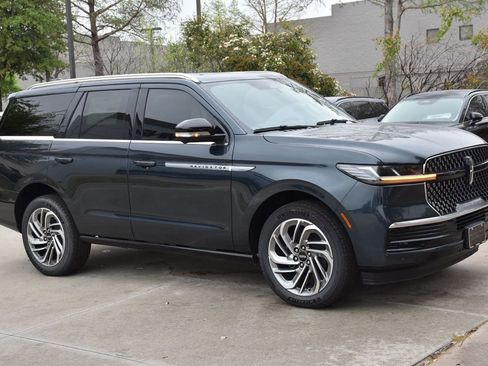 New 2026 Lincoln Navigator Reserve image 4