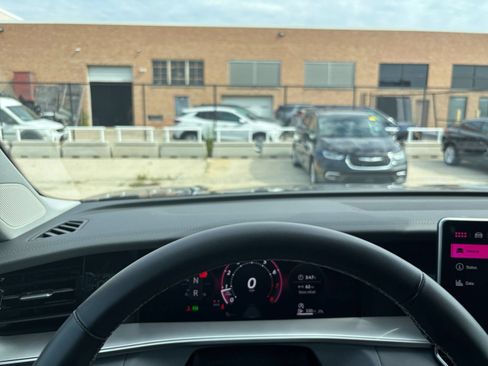 Used 2026 Volkswagen Tiguan SE AWD/4WD image 34