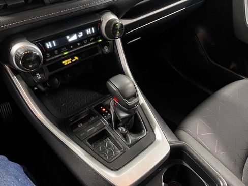 Used 2021 Toyota RAV4 XLE w/ Convenience Package FWD image 29