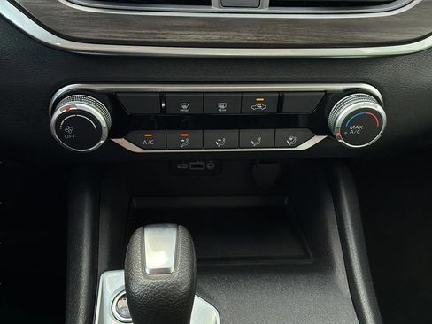 Used 2025 Nissan Altima 2.5 SV image 12