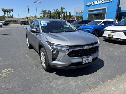 Used 2025 Chevrolet Trax LS image 2